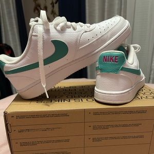 Women Nike court vision Low size 9